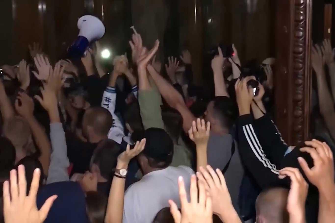 Belgrad'ın karantinaya alınmasına tepki gösteren protestocular parlamentoya yürüdü